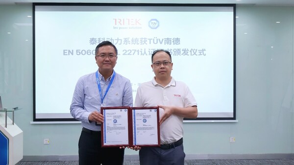 頒證現(xiàn)場合影 頒證現(xiàn)場合影