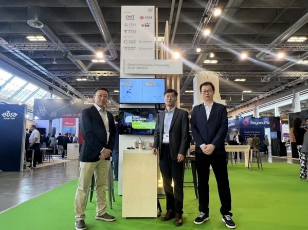 項(xiàng)目團(tuán)隊(duì)展位，右一為神州泰岳CBG解決方案總經(jīng)理陳陣