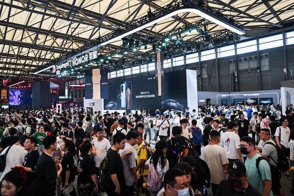 亮相ChinaJoy2024，榮耀以輕薄折疊屏引領(lǐng)游戲體驗新風(fēng)潮