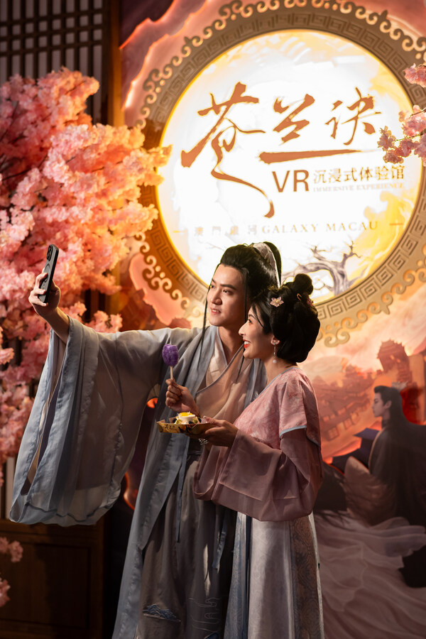 為提升整個IP體驗的完整性，漢服體驗區(qū)提供220套包含不同朝代的男女款和兒童服飾，并配有專業(yè)仿妝和發(fā)型設計服務。