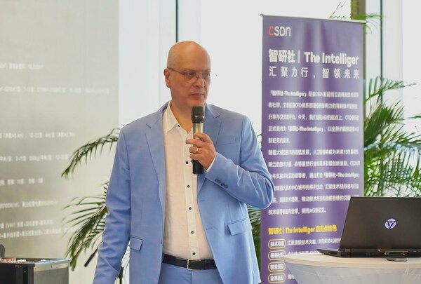 Richard Vencu，Stability AI 機(jī)器學(xué)習(xí)運(yùn)維主管、LAION 工程負(fù)責(zé)人 & 創(chuàng)始人