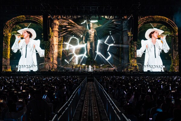 《I AM GLORIA》世界巡回演唱會是G.E.M.鄧紫棋睽違六年后的精心力作，自去年12月巡演開唱以來場場轟動，一票難求。