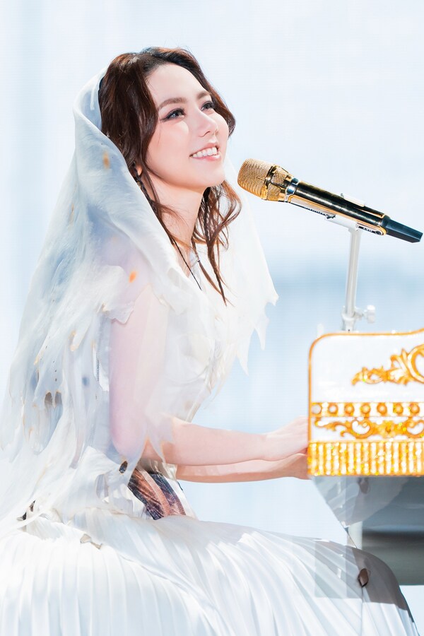 這次為G.E.M.鄧紫棋《I AM GLORIA》世界巡回演唱會開唱以來首個室內(nèi)演出，非常值得期待。