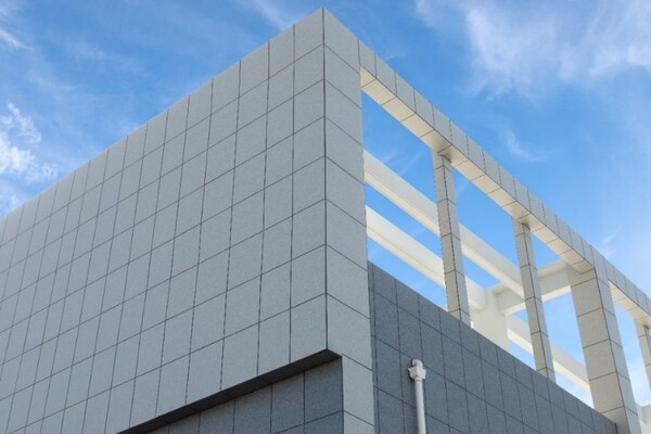 某綠色大數(shù)據(jù)中心外墻應(yīng)用節(jié)能裝飾一體板，滿足工業(yè)建筑節(jié)能要求