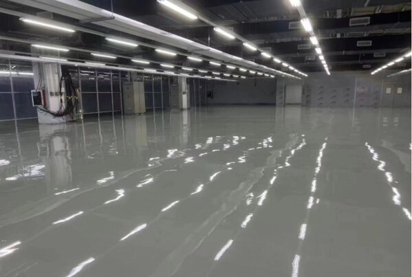 某燈塔工廠地面應(yīng)用立邦秀珀無溶劑環(huán)氧防靜電自流平地坪，為空間帶來長期恒定的電阻保護