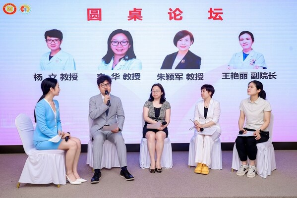 圓桌討論環(huán)節(jié) (左二：鄭州大學(xué)第三附屬醫(yī)院婦科副主任、婦二病區(qū)主任楊立；左三：首都醫(yī)科大學(xué)附屬北京朝陽醫(yī)院婦產(chǎn)科主任李華；左四：天津市中心婦產(chǎn)科醫(yī)院普婦科主任朱穎軍；左五：陜西省大荔縣婦幼保健院副院長王艷麗）