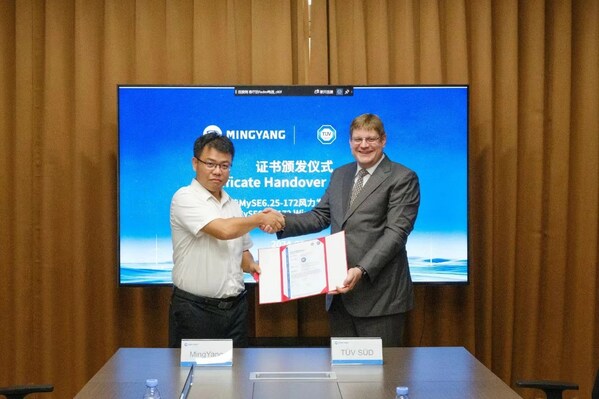 T&Uuml;V南德何諾貝（右）為明陽陳思范（左）頒發(fā)型式認(rèn)證證書