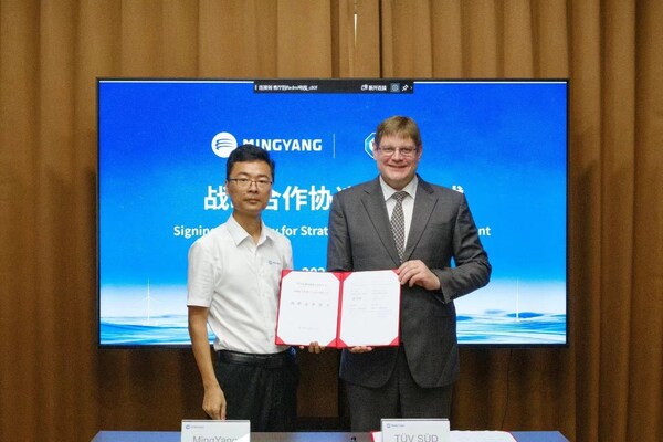 T&Uuml;V南德何諾貝（右）與明陽魏煜鋒（左）簽署戰(zhàn)略合作協(xié)議