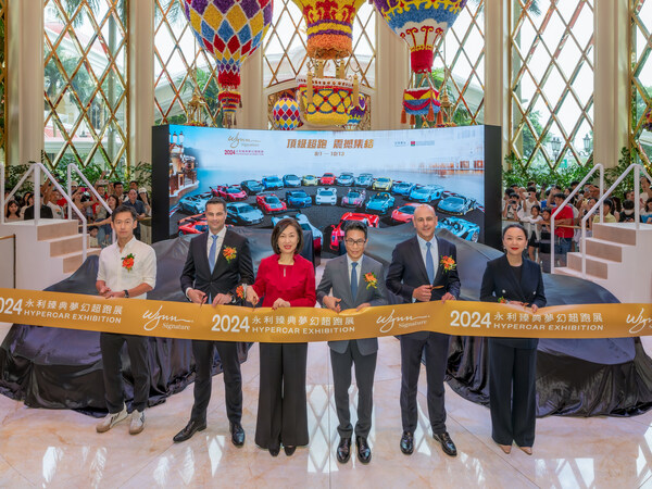 一眾主禮嘉賓為展覽揭開序幕，包括（左起）： 知名車手、評(píng)車人、一線超跑品牌駕駛培訓(xùn)師翁世晶先生、永利澳門有限公司財(cái)務(wù)及行政事務(wù)總裁郭富隆先生、永利澳門有限公司總裁、董事會(huì)副主席兼執(zhí)行董事陳志玲女士、澳門特別行政區(qū)政府旅游局代局長程衛(wèi)東先生、永利澳門有限公司營運(yùn)總裁羅偉信先生、永利澳門有限公司市場營銷總裁鄒文瑜女士