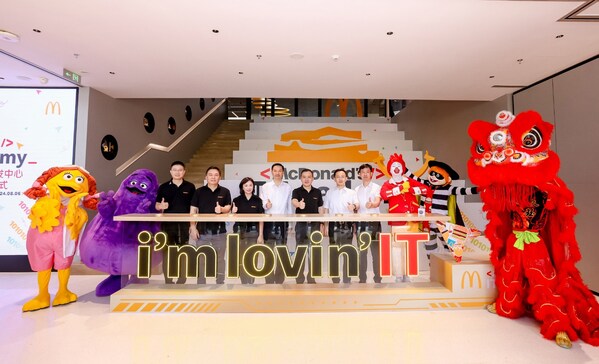 麥當(dāng)勞中國(guó)科技研發(fā)中心全新大樓正式啟用 出席儀式的有南京市玄武區(qū)委書記閔一峰，南京市玄武區(qū)委副書記、區(qū)長(zhǎng)張志超，南京市玄武區(qū)政府副區(qū)長(zhǎng)唐承武，以及麥當(dāng)勞中國(guó)董事費(fèi)怡平，麥當(dāng)勞中國(guó)首席執(zhí)行官?gòu)埣乙?，麥?dāng)勞中國(guó)首席財(cái)務(wù)官黃鴻飛，麥當(dāng)勞中國(guó)首席信息技術(shù)及體驗(yàn)官陳世宏