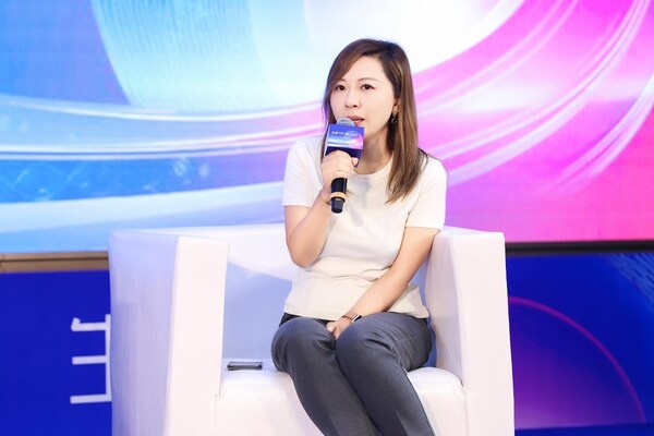 圖為“生物育種強(qiáng)化農(nóng)業(yè)科技支撐，助力建設(shè)農(nóng)業(yè)強(qiáng)國(guó)”主題圓桌現(xiàn)場(chǎng)，拜耳作物科學(xué)開放創(chuàng)新與戰(zhàn)略合作總監(jiān)徐航發(fā)言