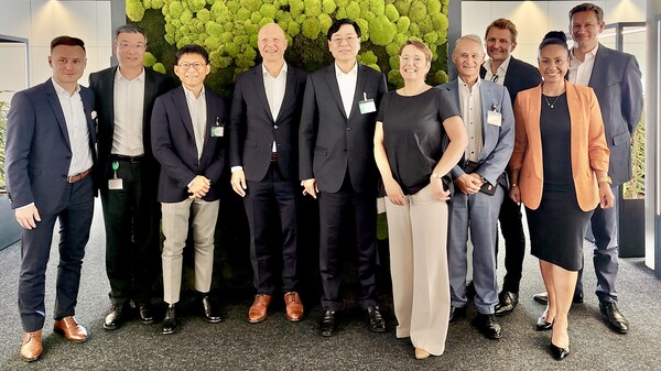 DEKRA德凱董事會(huì)主席兼CEO Stan Zurkiewicz與聯(lián)想董事長兼CEO楊元慶一行會(huì)談，在AI等領(lǐng)域加強(qiáng)雙向合作伙伴關(guān)系