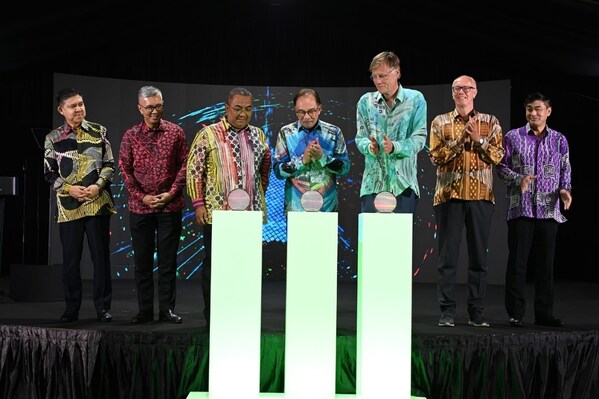 馬來西亞總理拿督斯里安瓦爾·易卜拉欣、吉打州州務(wù)大臣拿督斯里莫哈末·沙努西與英飛凌科技首席執(zhí)行官Jochen Hanebeck等貴賓共同出席了英飛凌200毫米碳化硅功率半導(dǎo)體晶圓廠一期項(xiàng)目的生產(chǎn)運(yùn)營(yíng)啟動(dòng)儀式