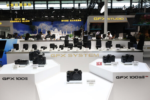 富士膠片登陸P&I 2024，新品億像素中畫幅無反相機震撼亮相