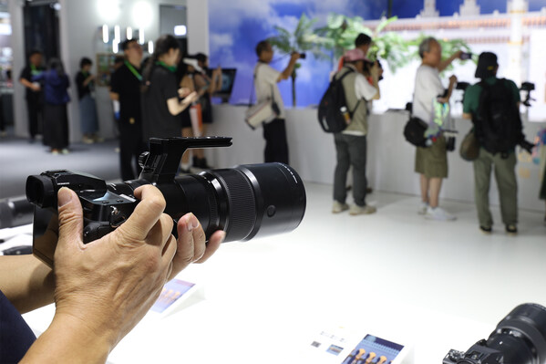 富士膠片登陸P&I 2024，新品億像素中畫幅無反相機震撼亮相