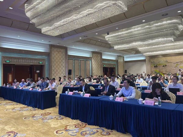 現(xiàn)場專家組和全體參會(huì)企業(yè)家