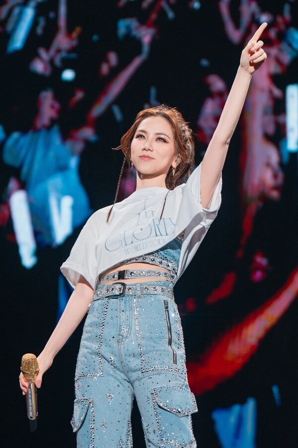 演出的三個小時，G.E.M.鄧紫棋全程高能，演繹超過30首歌曲，一展「華語創(chuàng)作天后」頂級唱功，歌迷們則用熱烈的歡呼和掌聲回應(yīng)著每一次演唱，現(xiàn)場情感濃度極高。G.E.M.鄧紫棋每一次登臺，都引發(fā)觀眾的尖叫和吶喊，全場觀眾合唱不斷，場面感人。