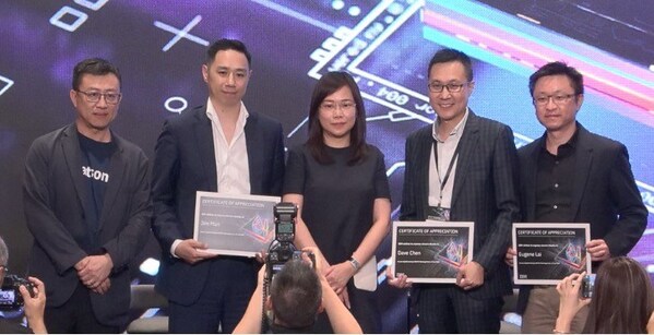 IBM 中國香港總經(jīng)理Mimi Poon女士&nbsp;(上圖左三)與嘉賓及主持人合影