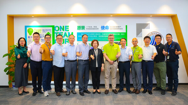 科技評估委員會專家組與江森自控代表在評估會現(xiàn)場的合影 科技評估委員會專家組與江森自控代表在評估會現(xiàn)場的合影