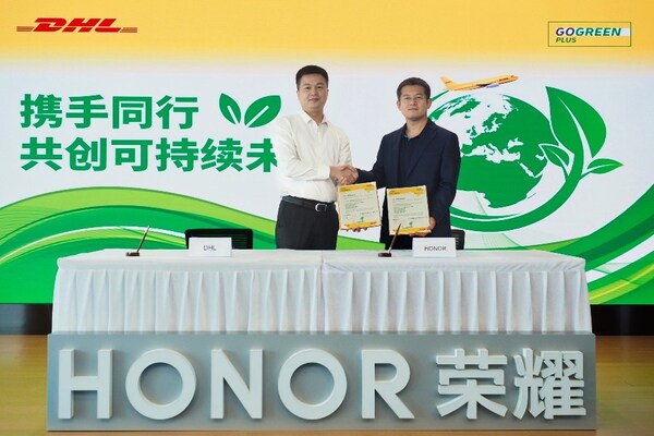 左：DHL快遞中國區(qū)深圳區(qū)域總經(jīng)理謝士平；右：榮耀采購副總裁張健