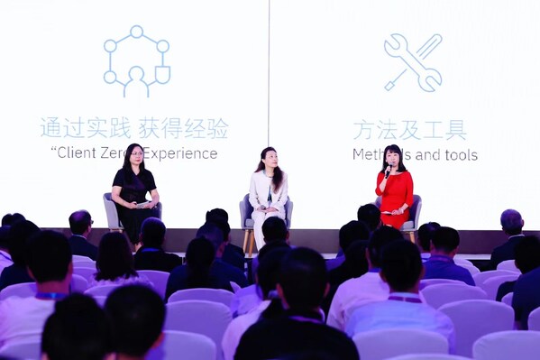 （從左至右）IBM 大中華區(qū)市場營銷和企業(yè)傳播部總經(jīng)理李玲、IBM 大中華區(qū)首席人力資源官張榕、IBM 大中華區(qū)首席合規(guī)官徐娜