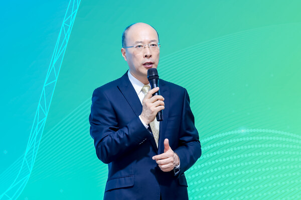 TÜV萊茵大中華區(qū)產(chǎn)品服務事業(yè)群區(qū)域銷售總經(jīng)理徐澍發(fā)言 TÜV萊茵大中華區(qū)產(chǎn)品服務事業(yè)群區(qū)域銷售總經(jīng)理徐澍發(fā)言