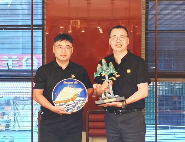 華為云中國區(qū)副總裁、中國云銷售伙伴發(fā)展部部長張達（左）與軟通動力董事黃穎（右）代表雙方企業(yè)互贈"同舟共濟"七周年紀念禮物