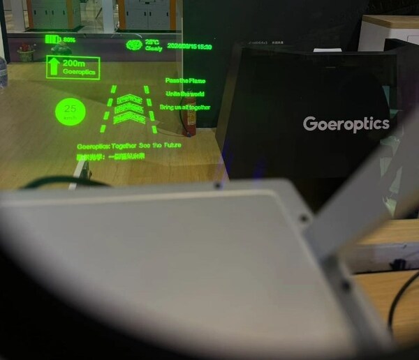 現(xiàn)場手機實拍單綠色Micro-LED+樹脂衍射光波導(dǎo)成像效果 現(xiàn)場手機實拍單綠色Micro-LED+樹脂衍射光波導(dǎo)成像效果