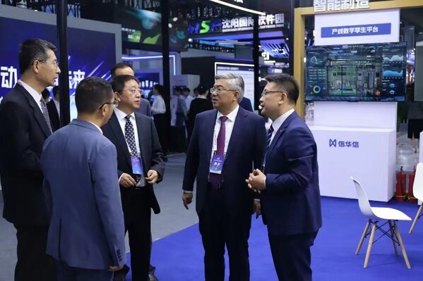 大連市人民政府常務(wù)副市長邱寶林，遼寧省工業(yè)和信息化廳副廳長王丹群，大連市工業(yè)和信息化局副局長段洪濤等領(lǐng)導(dǎo)一行參觀信華信展位