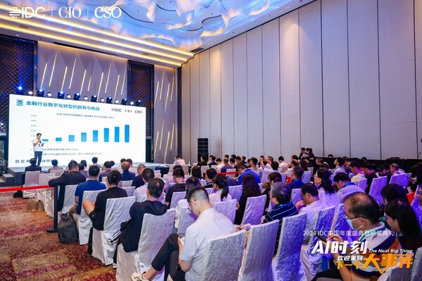 得瑞領(lǐng)新強(qiáng)調(diào)：“金融行業(yè)對數(shù)據(jù)處理的速度和安全性要求極為嚴(yán)格，NVMe SSD作為新一代存儲技術(shù)，具備高性能、高穩(wěn)定性和低延遲等特點，可以為金融企業(yè)構(gòu)建一個更快、更穩(wěn)的存儲底座，滿足其業(yè)務(wù)發(fā)展的核心需求。”