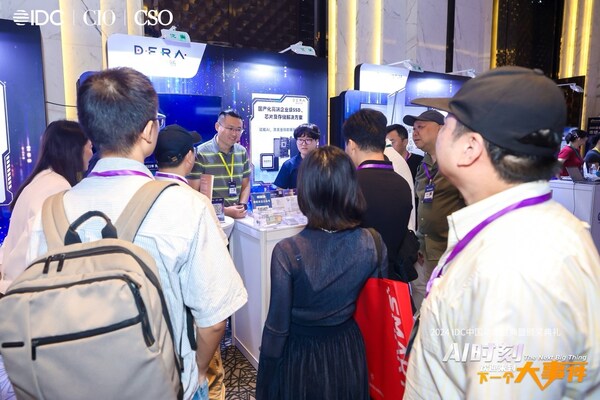 本次盛會得瑞領(lǐng)新還展示了旗下多款高性能企業(yè)級SSD產(chǎn)品及其創(chuàng)新存儲解決方案，涵蓋了金融、云計算、運(yùn)營商等多領(lǐng)域的應(yīng)用，憑其出色的性能和可靠性，吸引了眾多參會者的廣泛關(guān)注與熱烈交流。