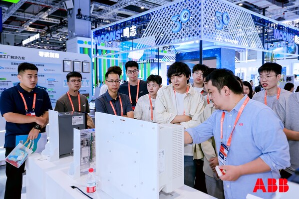 參賽選手參觀中國國際工業(yè)博覽會ABB運動控制展臺 參賽選手參觀中國國際工業(yè)博覽會ABB運動控制展臺