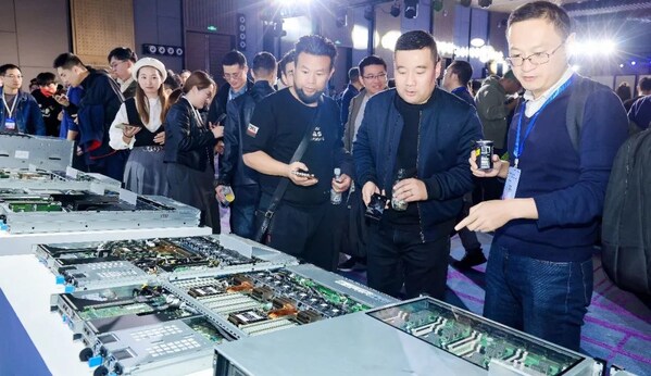 元腦?服務(wù)器第八代新品重磅發(fā)布！創(chuàng)新開放架構(gòu)引領(lǐng)算力生態(tài)多元共進(jìn)