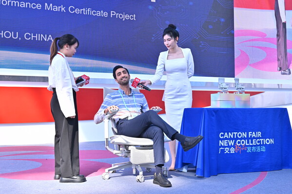 SGS&西昊歐洲版performance mark簽約儀式暨新品T6海外版發(fā)布會(huì)上，西昊T6智能人體工學(xué)椅大火，吸引全球各地采購(gòu)商試用