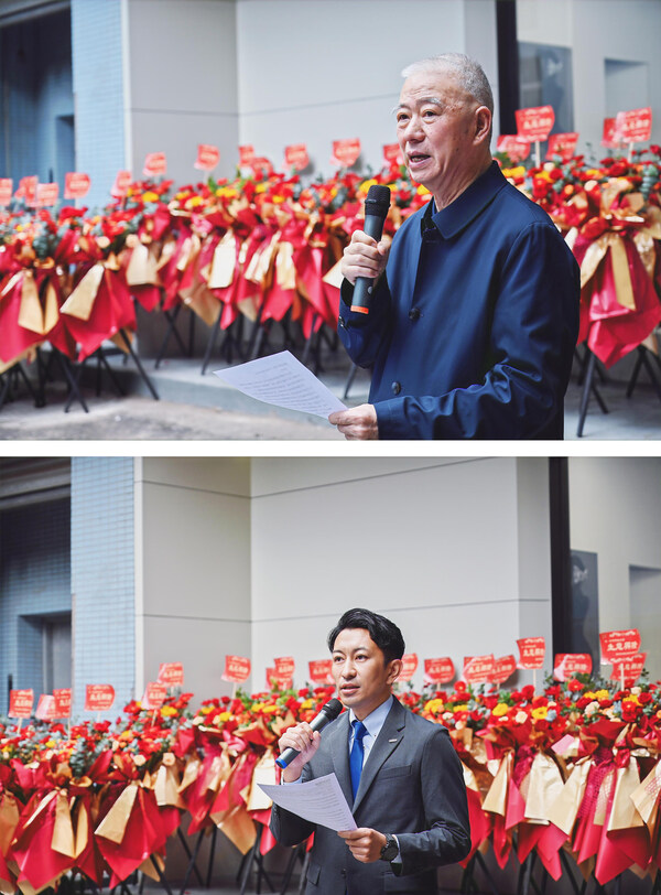 重慶金夫人實業(yè)有限公司董事長周生?。ㄉ蠄D）、富士膠片商業(yè)創(chuàng)新東亞區(qū)及中國區(qū)圖形通信部總經(jīng)理兼富士膠片(中國)印藝傳播事業(yè)部總經(jīng)理大木雄次（下圖）為剪彩儀式致辭