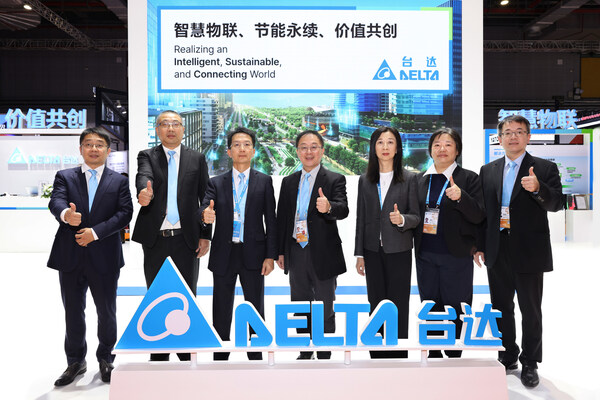 臺(tái)達(dá)副總裁暨首席可持續(xù)發(fā)展官周志宏先生（中）、中達(dá)電通總經(jīng)理宮鴻華先生（左三）、臺(tái)達(dá)中國(guó)可持續(xù)發(fā)展委員會(huì)主席吳美慧女士（右三）等多位主管參與進(jìn)博會(huì)，共襄盛舉。