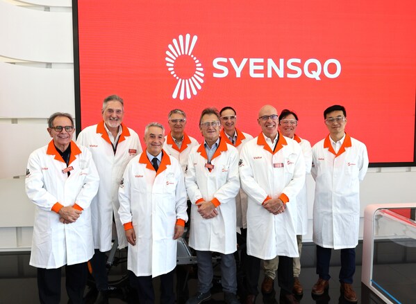 參觀Syensqo中國研究與創(chuàng)新中心時(shí)的合影。從左至右Avelino Corma, Michael Finelli, Karim Zaghib, Pascal Metivier, Ben Feringa, Jean-Christophe Castaing, Juan de Pablo, Jean-Francis Spindler, 郝曄