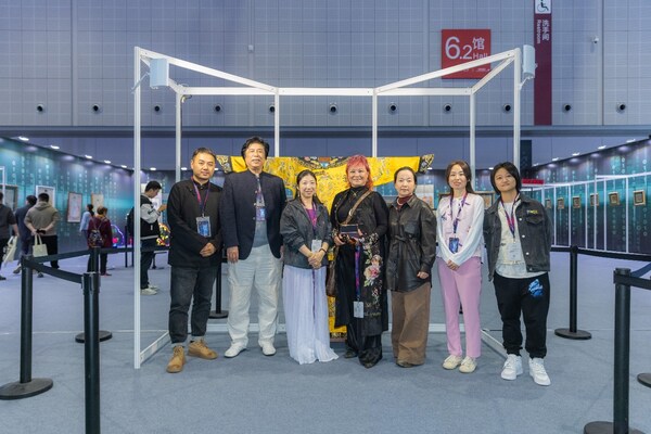 國寶級云錦織造宗師金文（左二）、策展人覺圓老師（左三）、榮海蘭爵士（居中）和其他工作人員現(xiàn)場合影