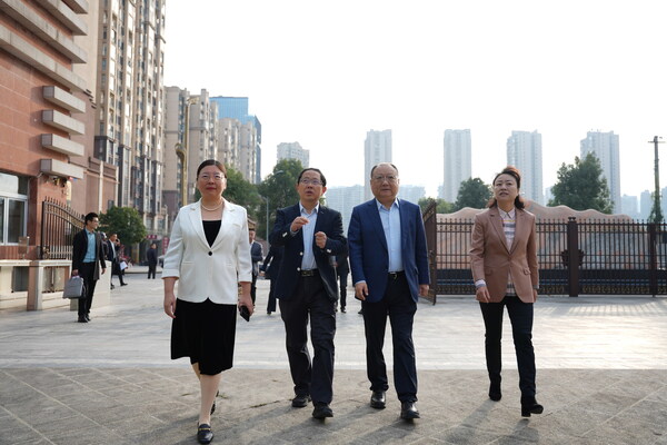 活動(dòng)期間，黔南州委常委、都勻市委書記張麗芳（右一），以及黔南州委常委、州政府副州長(zhǎng)吳學(xué)?。ㄗ笠唬┡c寧旻（右二）一同參觀都勻二中校園