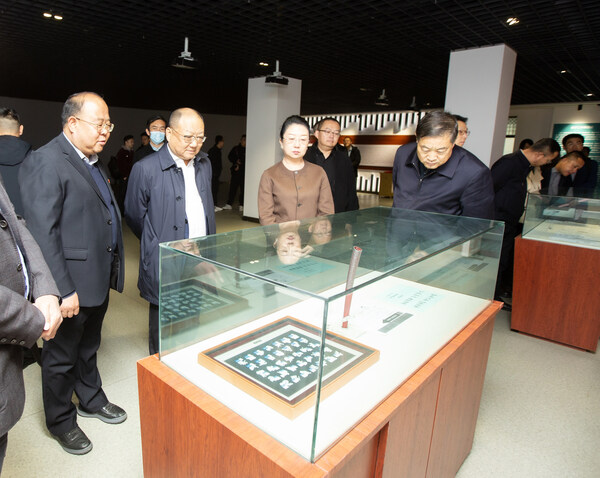 活動(dòng)期間，白銀市副市長(zhǎng)李敏娜（前排左三）與寧旻（左二）一同參觀會(huì)寧二中校史館