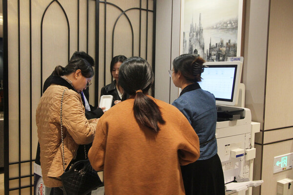 判判智能助教機器人亮相上海人工智能+教育論壇 教學工作加速升維