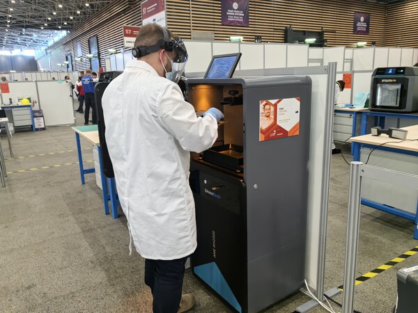 世賽現(xiàn)場(chǎng)參賽選手操作聯(lián)泰科技3D打印設(shè)備