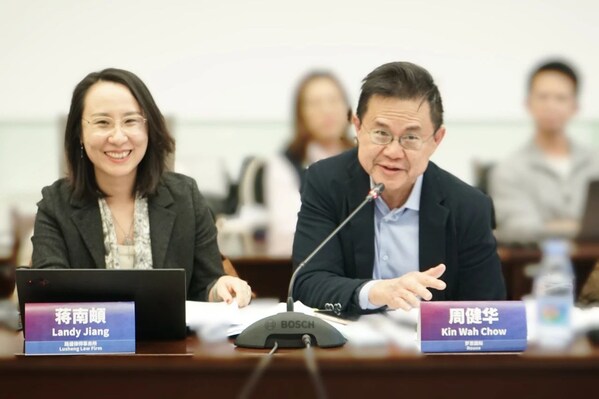 左起：路盛律師事務(wù)所主任 蔣南頔律師、羅思國(guó)際合伙人 周健華律師