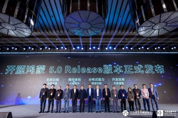 軟通動(dòng)力助理副總裁、鴻湖萬(wàn)聯(lián)CTO龔灼（右一）出席發(fā)布儀式