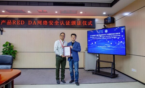 T&Uuml;V南德大中華區(qū)消費品服務(wù)部高級副總裁陳灝漩先生（左）向中興通訊運營管理質(zhì)量部部長許科先生（右）頒發(fā)證書