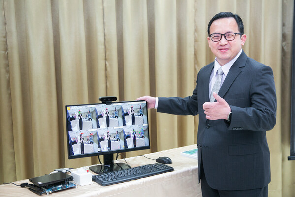 擷發(fā)科技董事長(zhǎng)楊健盟首次正式展示與聯(lián)發(fā)科共同合作的工業(yè)級(jí)Genio AI物聯(lián)網(wǎng)平臺(tái)。