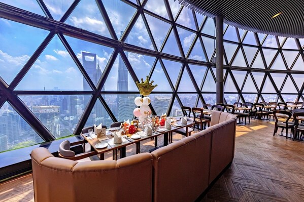 東方明珠旋轉(zhuǎn)餐廳 東方明珠旋轉(zhuǎn)餐廳