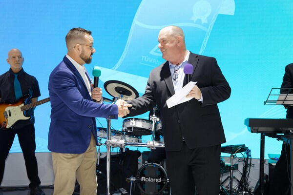 TÜV萊茵在CES為Aiper Scuba X1 Pro Max泳池清潔機(jī)器人頒發(fā)四份證書 TÜV萊茵在CES為Aiper Scuba X1 Pro Max泳池清潔機(jī)器人頒發(fā)四份證書