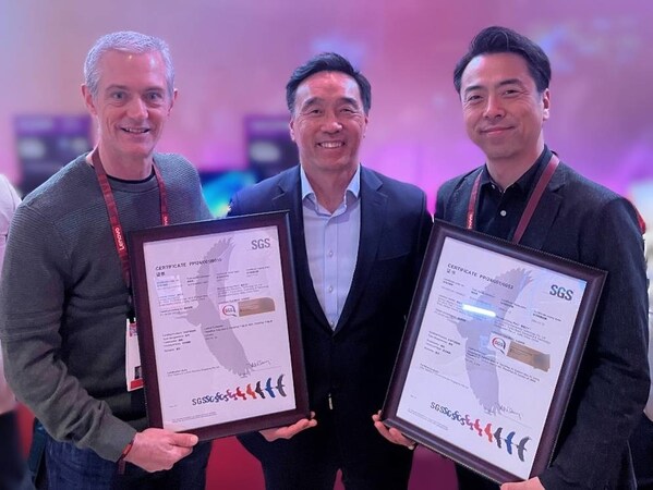 SGS在CES授予聯(lián)想一體機(jī)和筆記本產(chǎn)品高性能認(rèn)證證書。合影從左至右：聯(lián)想集團(tuán)商用筆記本事業(yè)部高級(jí)總監(jiān)Thomas Butler、SGS互聯(lián)與產(chǎn)品事業(yè)群北美業(yè)務(wù)總監(jiān)Jay Suh、聯(lián)想集團(tuán)副總裁兼商用筆記本事業(yè)部研發(fā)總經(jīng)理Yasumichi Tsukamoto