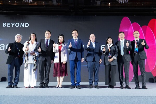 （從左至右）HGC環(huán)電集團(tuán)ICT業(yè)務(wù)、技術(shù)方案及產(chǎn)品營(yíng)運(yùn)總裁黃振華、思科全球資深副總裁兼亞太、日本及大中華區(qū)客戶(hù)體驗(yàn)事業(yè)部總經(jīng)理 Jacqueline Guichelaar、香港特別行政區(qū)立法會(huì)議員 （科技創(chuàng)新界）邱達(dá)根、思科香港、澳門(mén)及華南區(qū)總經(jīng)理封小韻、香港特別行政區(qū)政府創(chuàng)新科技及工業(yè)局局長(zhǎng)孫東教授，JP、思科亞太、日本和大中華區(qū)總裁Dave West、香港警務(wù)處網(wǎng)絡(luò)安全及科技罪案調(diào)查科高級(jí)警司（網(wǎng)絡(luò)安全、法理鑒證及訓(xùn)練）（網(wǎng)絡(luò)安全及科技罪案調(diào)查科）梁靄琳女士、思科大中華區(qū)行政總裁黃志明、HKT商業(yè)客戶(hù)業(yè)務(wù)總處企業(yè)方案及新興科技高級(jí)副總裁黃港生，共同主持開(kāi)幕典禮。